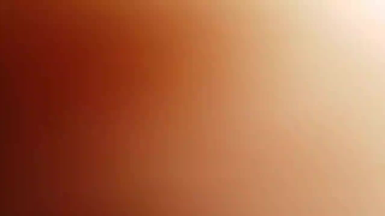 女孩瞬间被拖下水，估计以后都不敢坐水边了！！