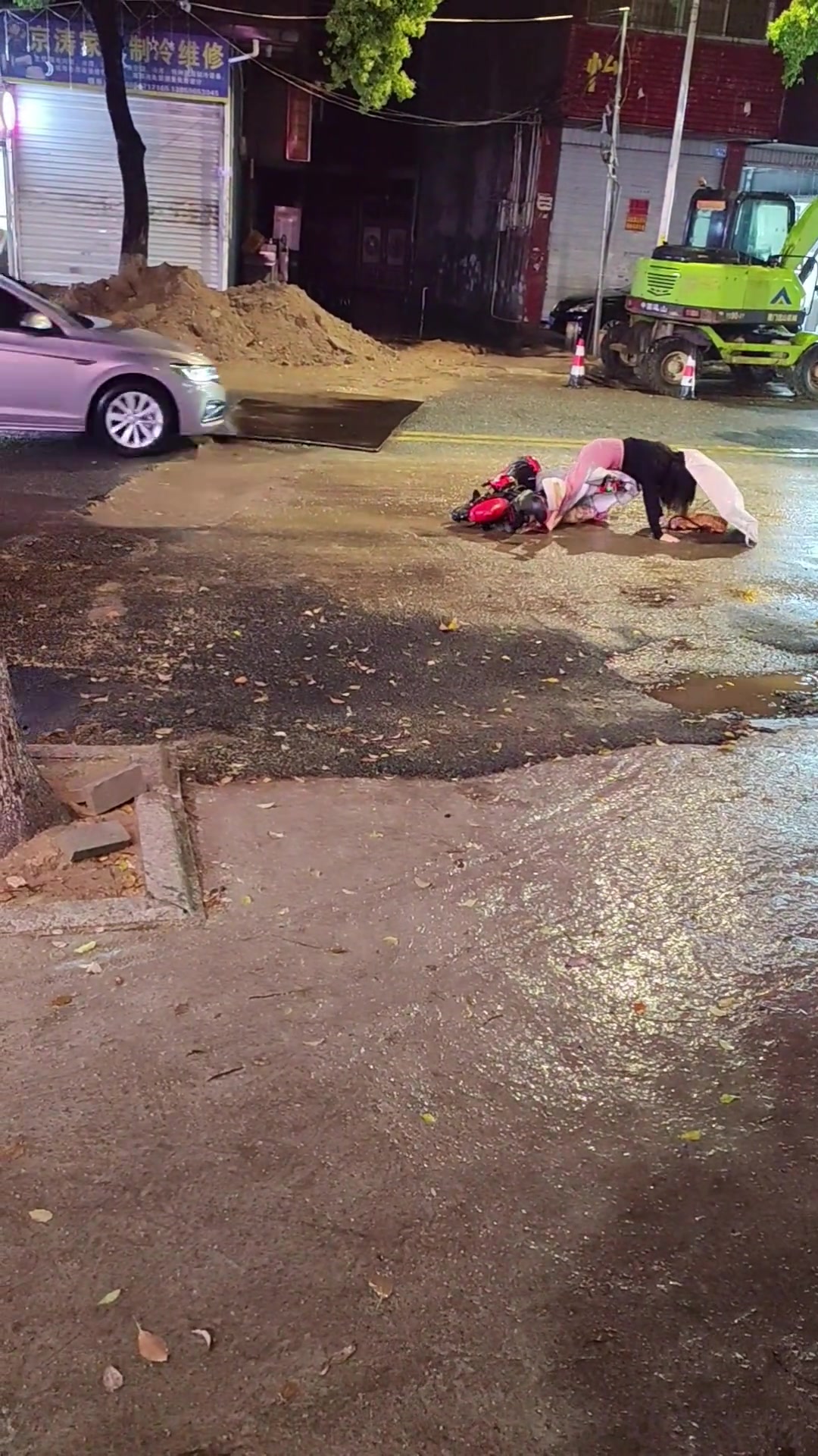 录屏的人应该是刚摔完吧！！