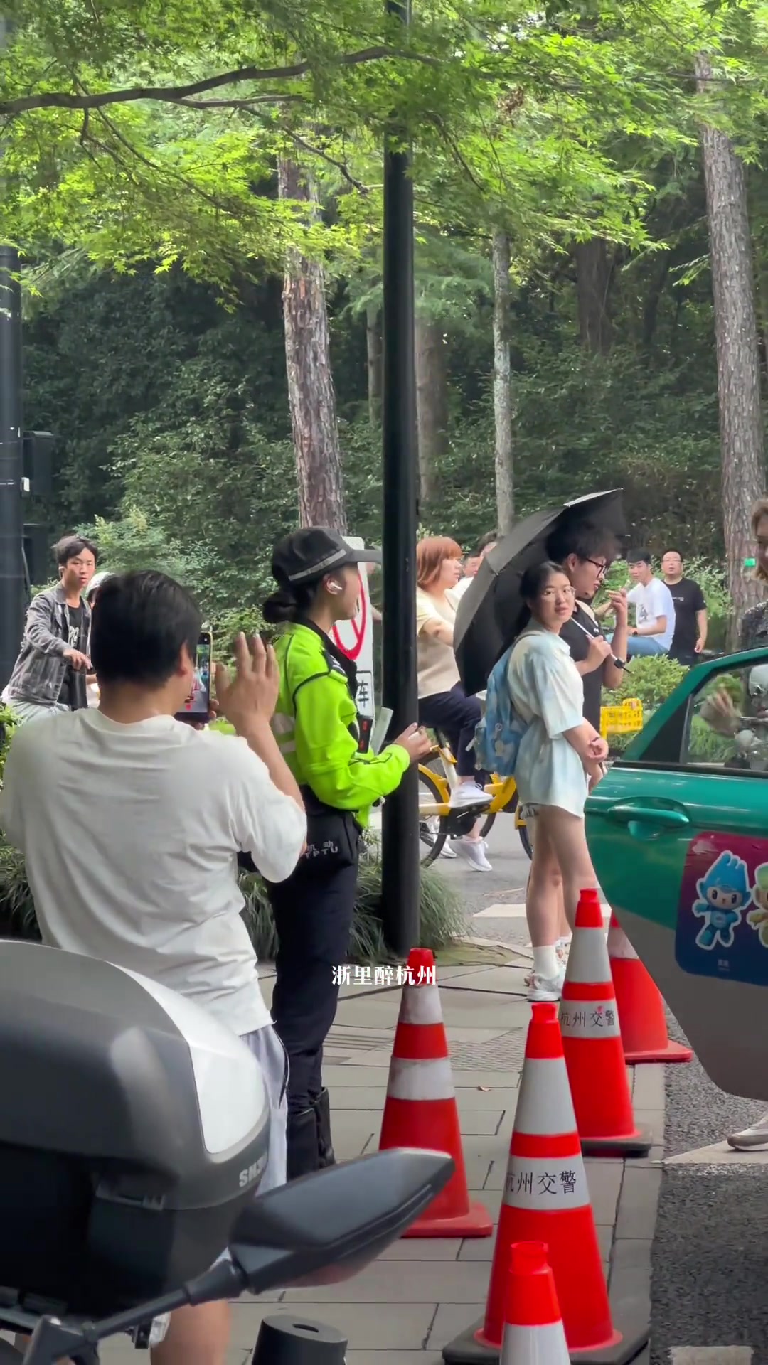 她们这下车是看到啥了笑这么开心...