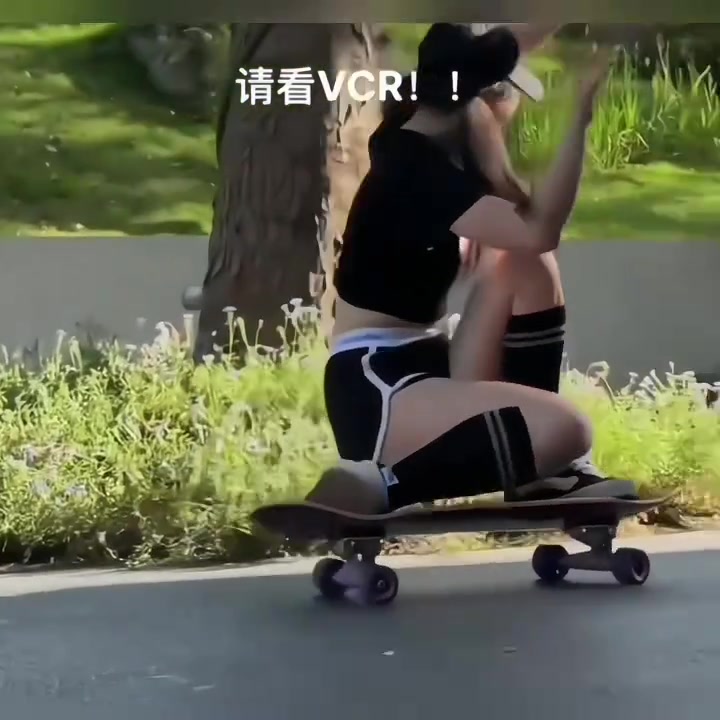 让她装逼不好意思我已经忍不住笑了...