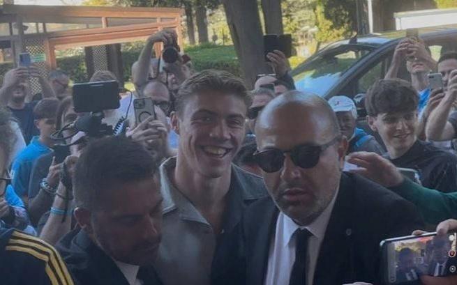 来了！霍伊伦即将接受那不勒斯的体检，现场大批球迷等候