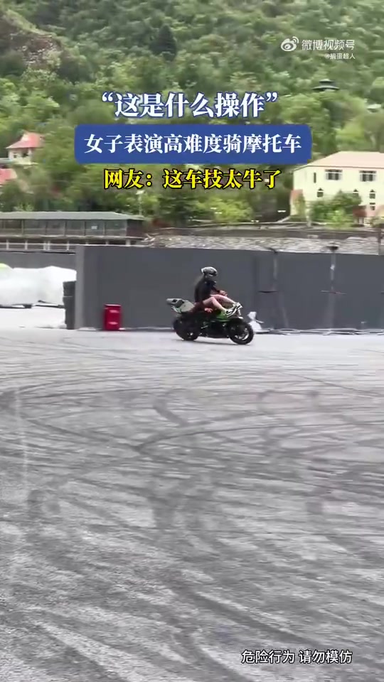 女子表演高难度摩托车骑行