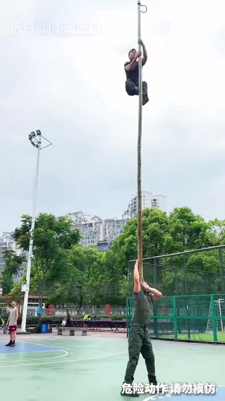 市级代表性传承人孔令伟表演孔楼杂技高难度动作燃爆现场