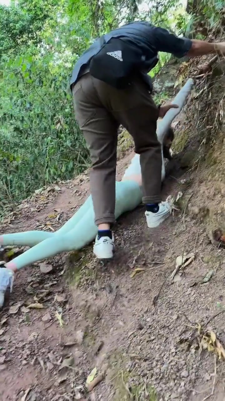 不懂就问，这样爬山是为了摆拍发朋友圈吗