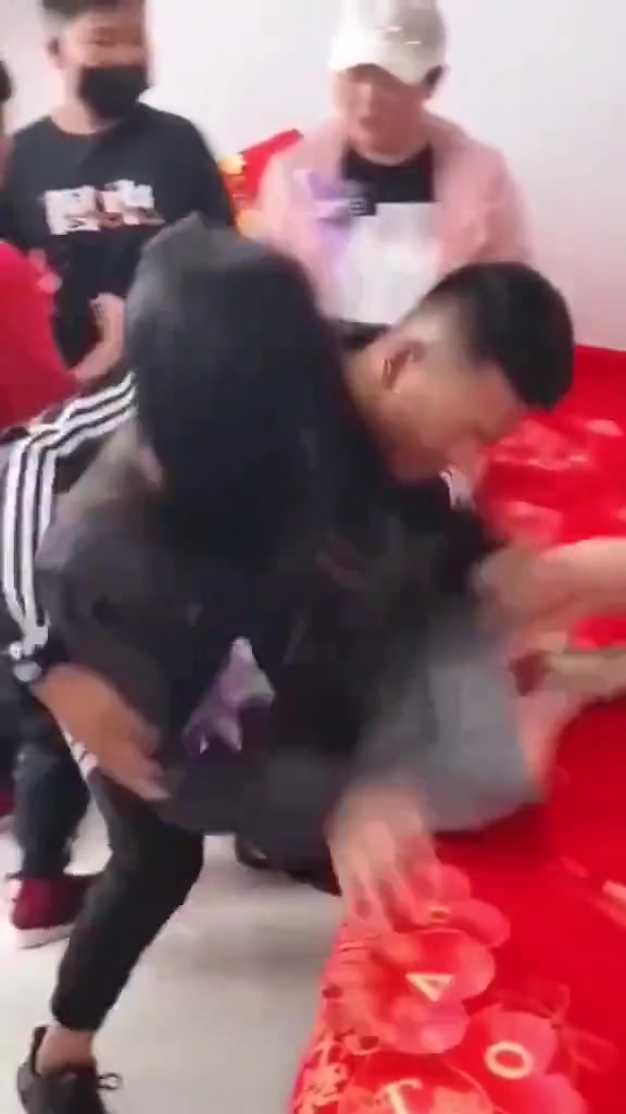什么情况啊突然就把伴娘抱走了！！