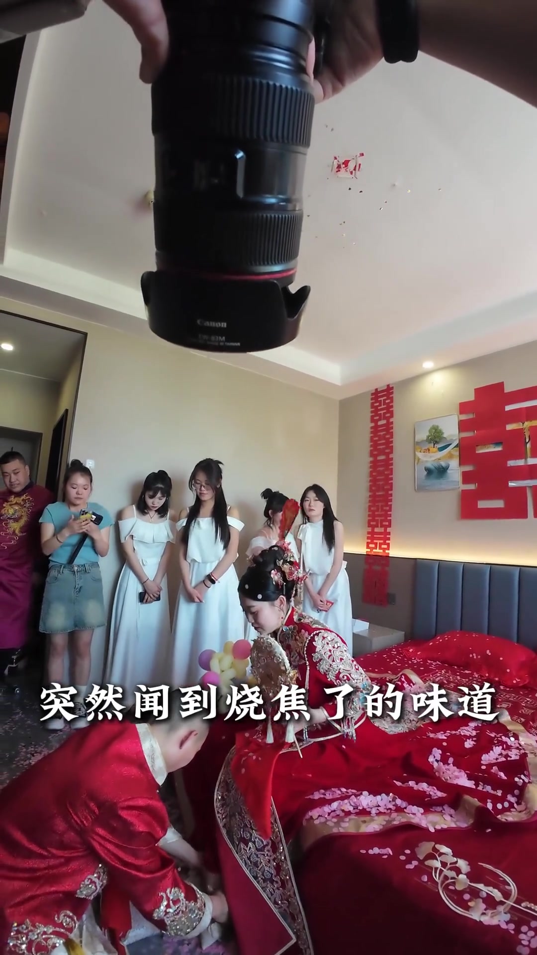 突然闻到烧焦味！此时摄影师看着摄影灯心都碎了
