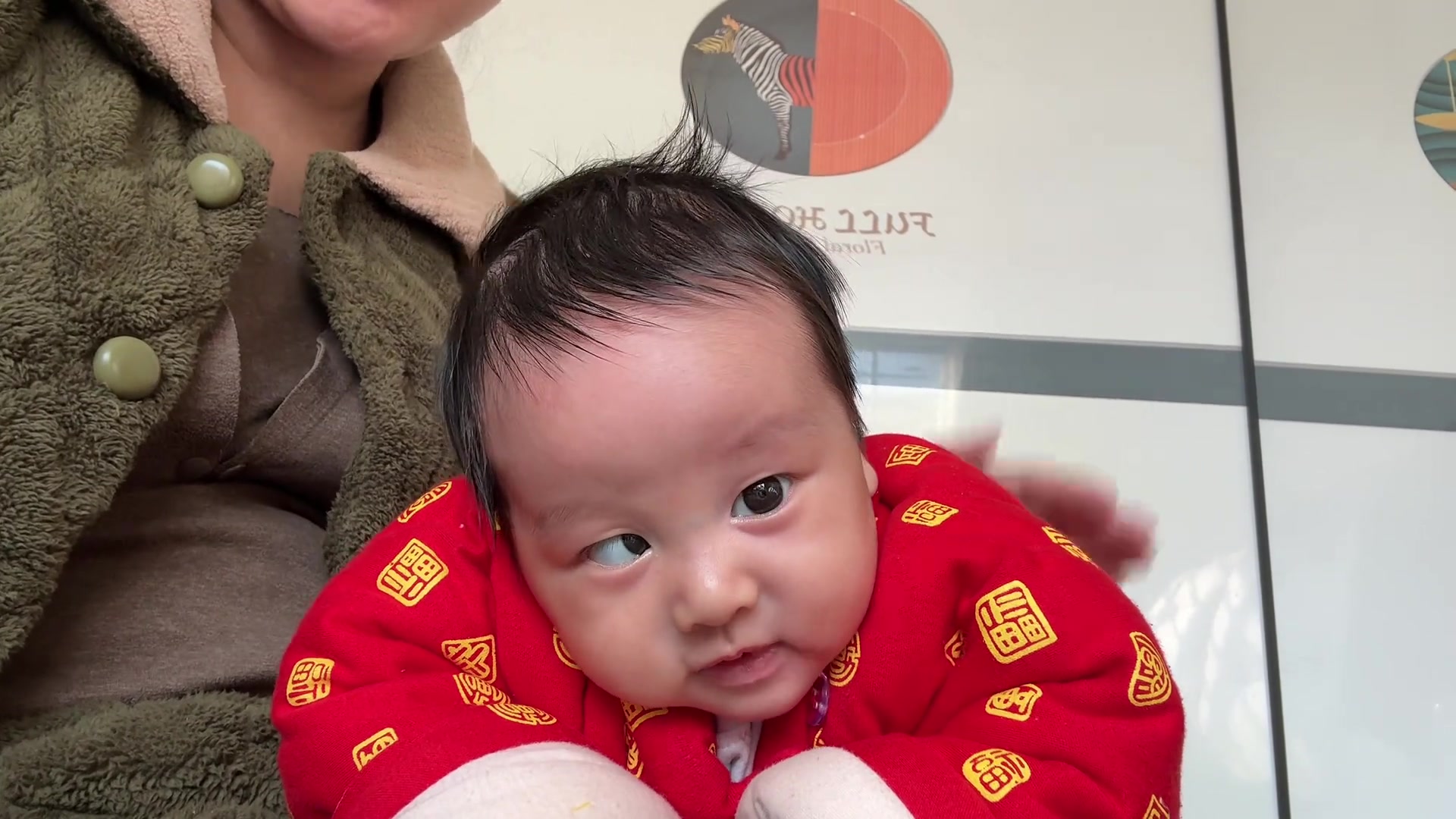 宝宝一不小心成斗鸡眼，还好妈妈紧急手动恢复出厂设置