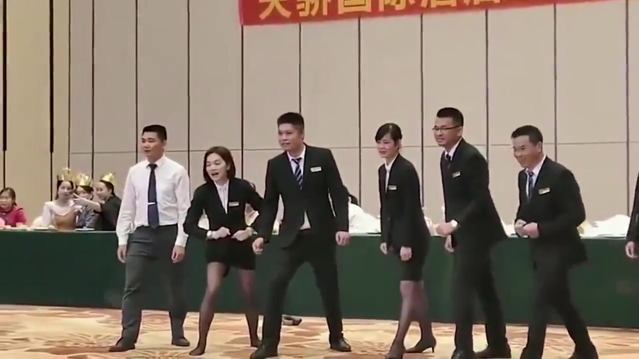 女子是计划好的啊，就是要夹住男生的大腿