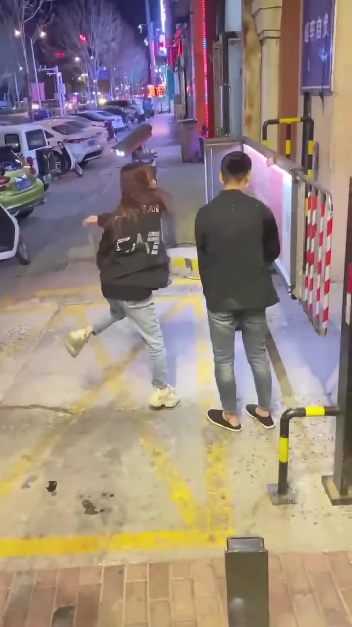 停车场门口一女子跳起来扇男子耳光