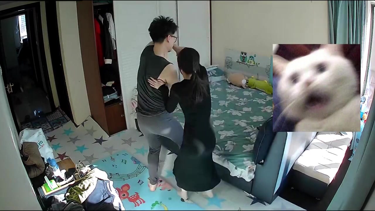 男子抱起自己老婆就是一个过肩摔！相处方式挺别致啊
