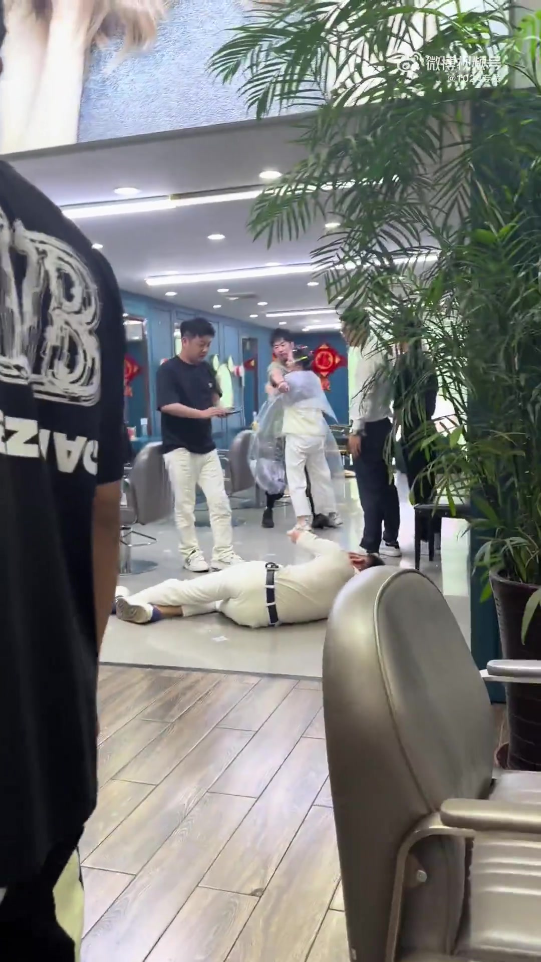 tony帮女顾客洗头，被女顾客老公放倒！！
