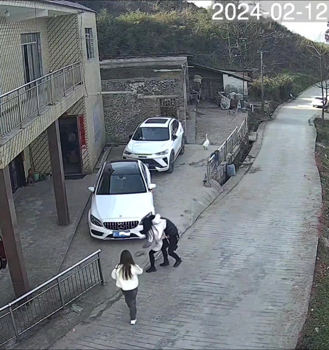 都是练过的夫妻走路上突然开始互相抱摔