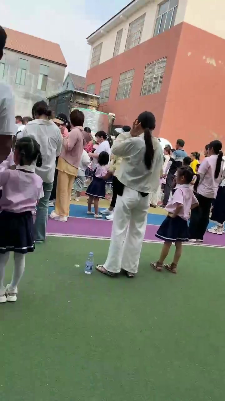 老父亲特意请假陪你参加亲子活动，，结果换来的是别扒拉我