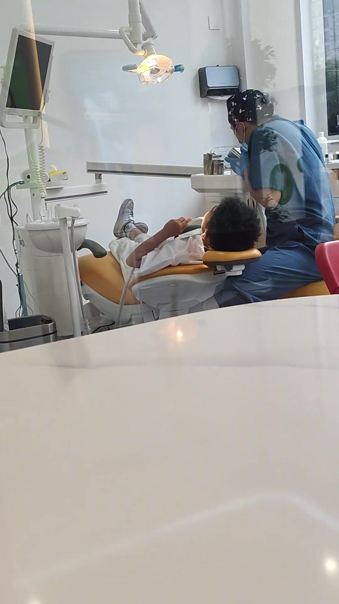 护士：小孩哥你人还怪好的，把我的活都干了