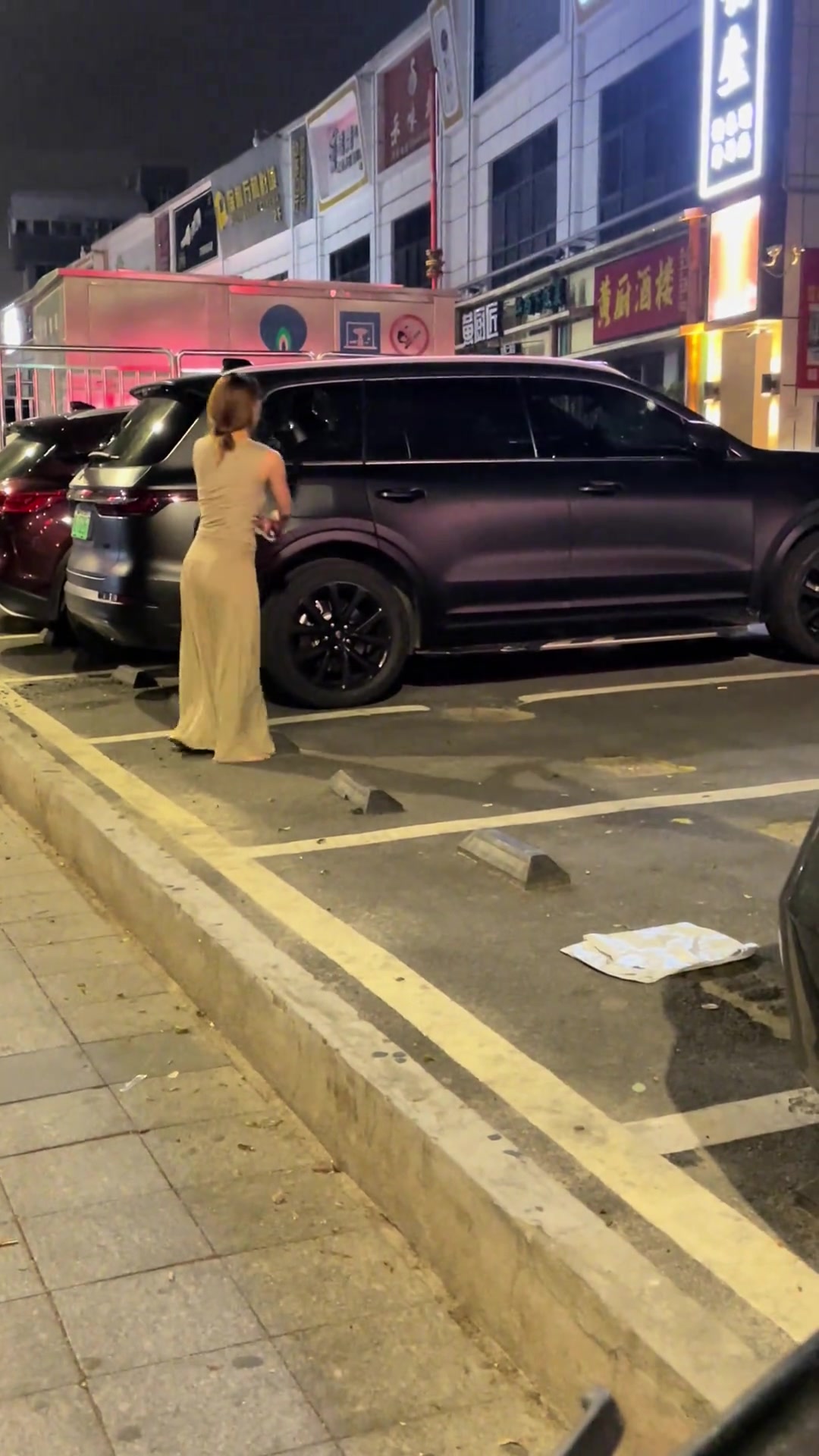 大姐是个狠人，发生什么事了要砸车呢