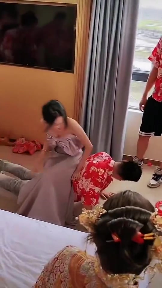 小伙怎么能这样做俯卧撑伴娘都不好意思了！！