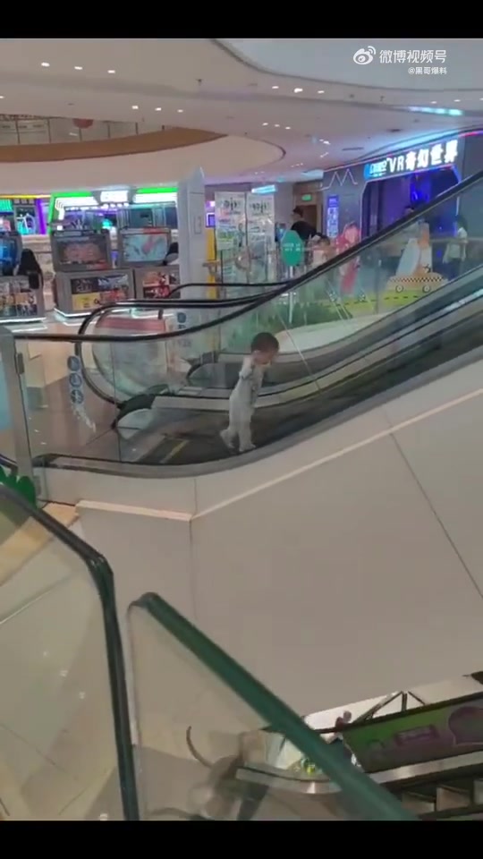 让宝宝逆行爬电梯，家长还在一旁拍视频！！