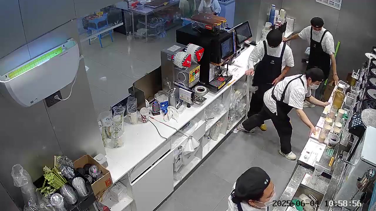 监控下的翻车现场.....提前下班