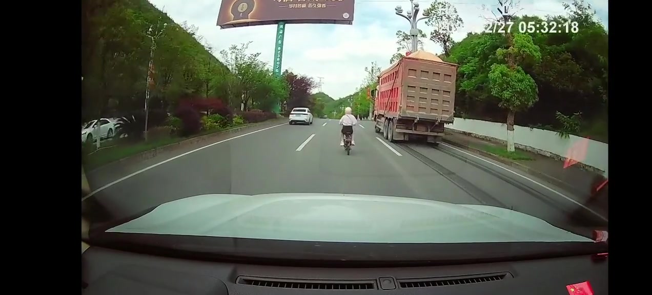 电动车变道不看后车，直接被撞翻在地
