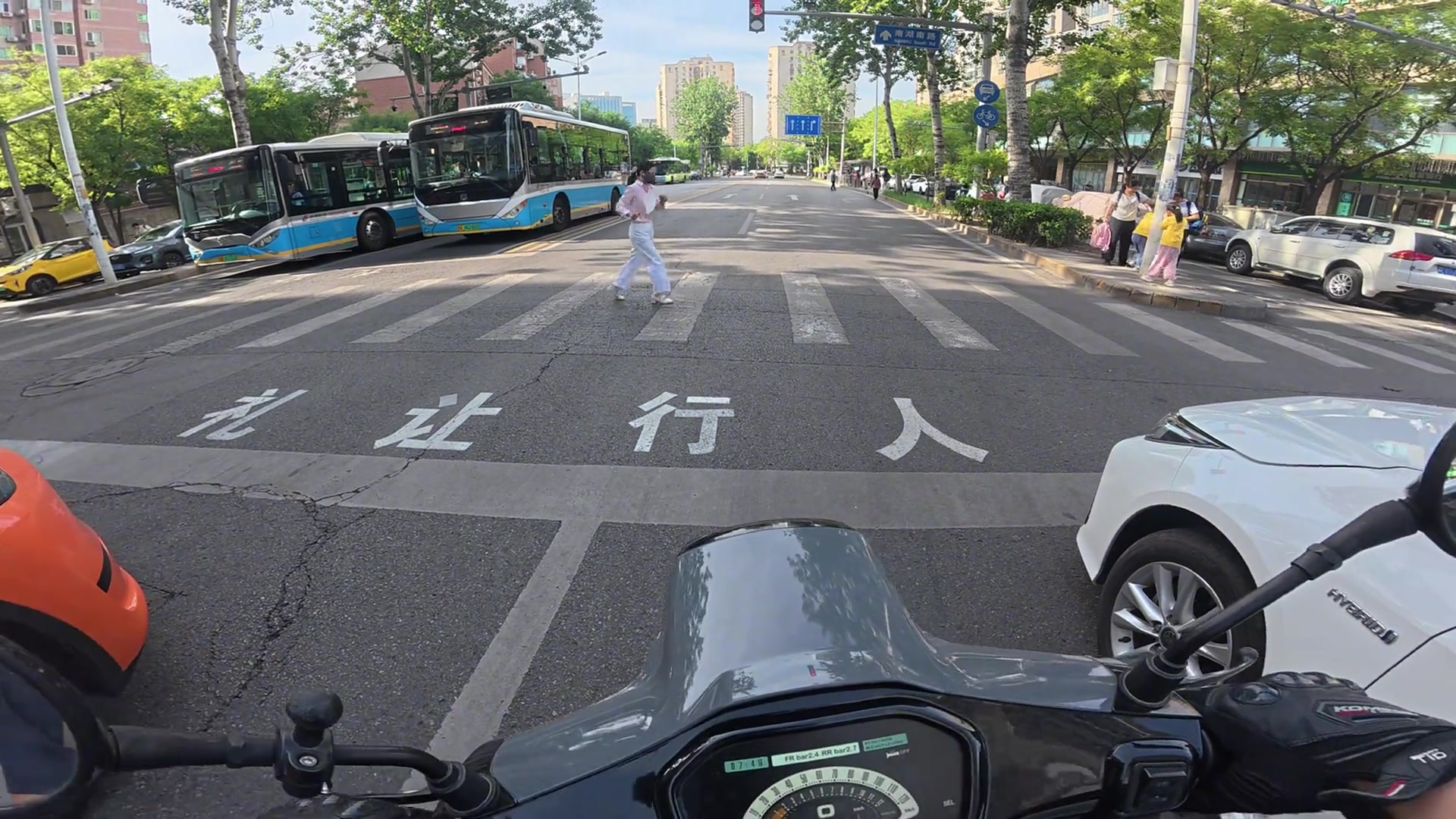 外卖小哥闯红灯，急刹把小姐姐吓得直蹦跶