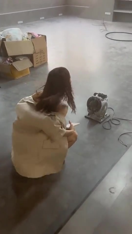 这么热女生敞开衣服对着风扇吹！！