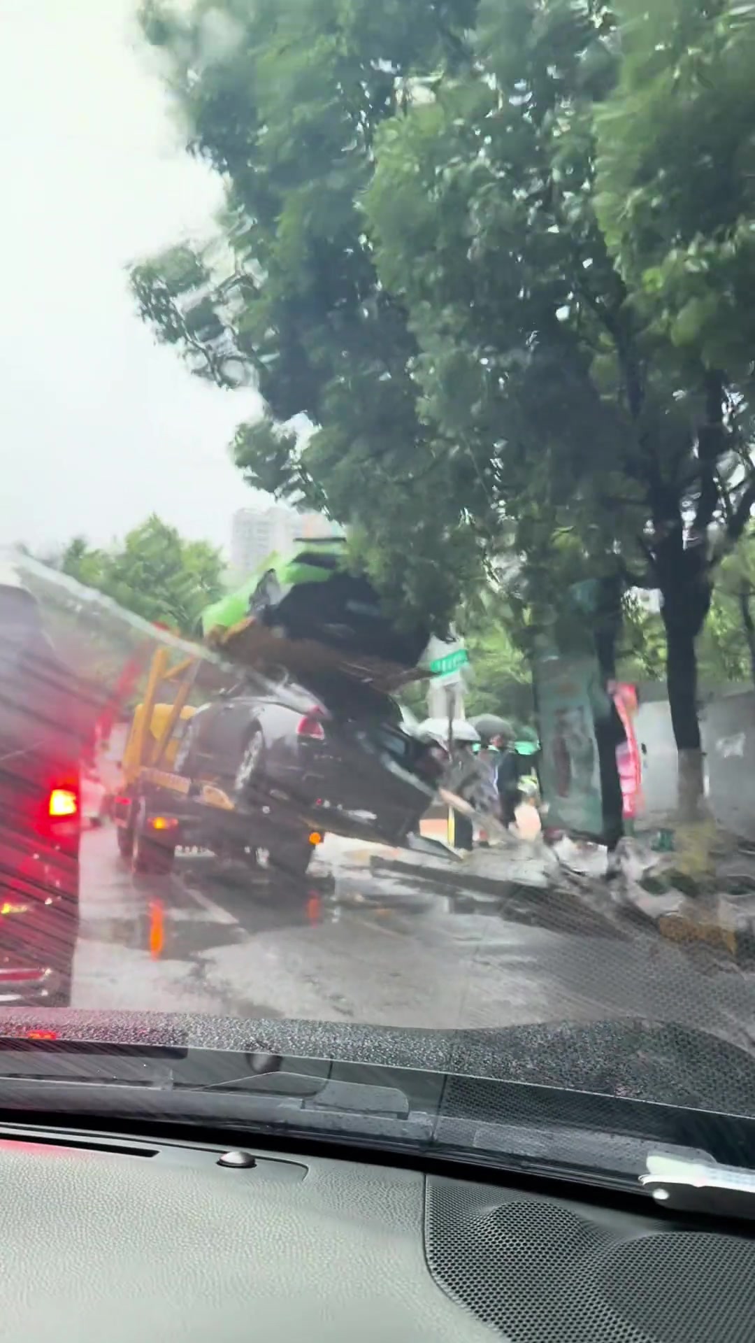 这是拖车爆胎了吗