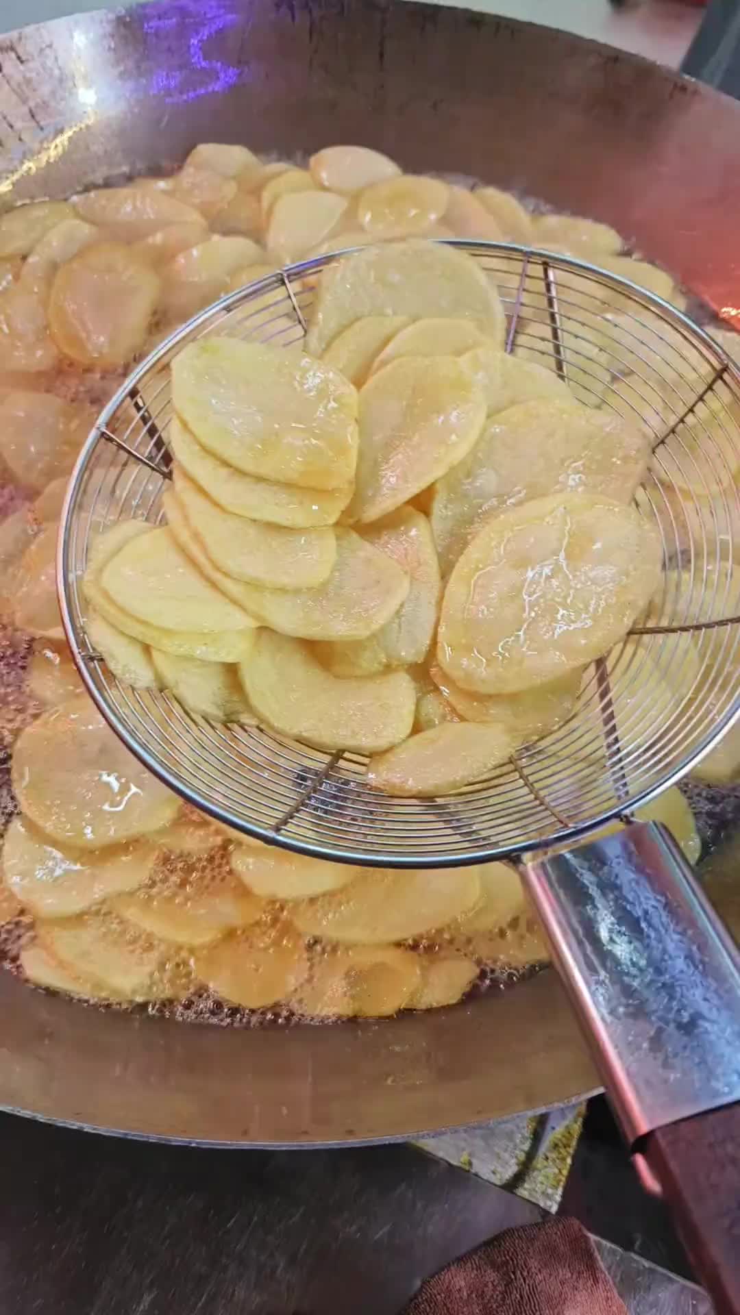 两锅都是油炸，为啥捞起来放在这锅里就起泡了呢