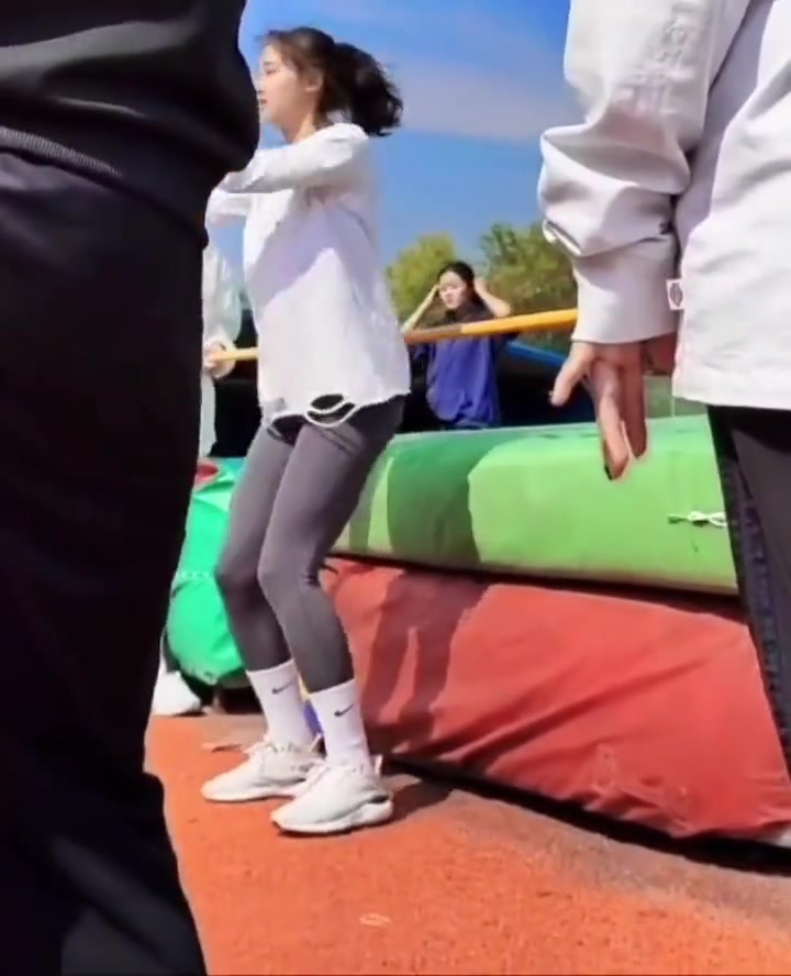 腿长就是好啊，原地起跳就能过杆！！