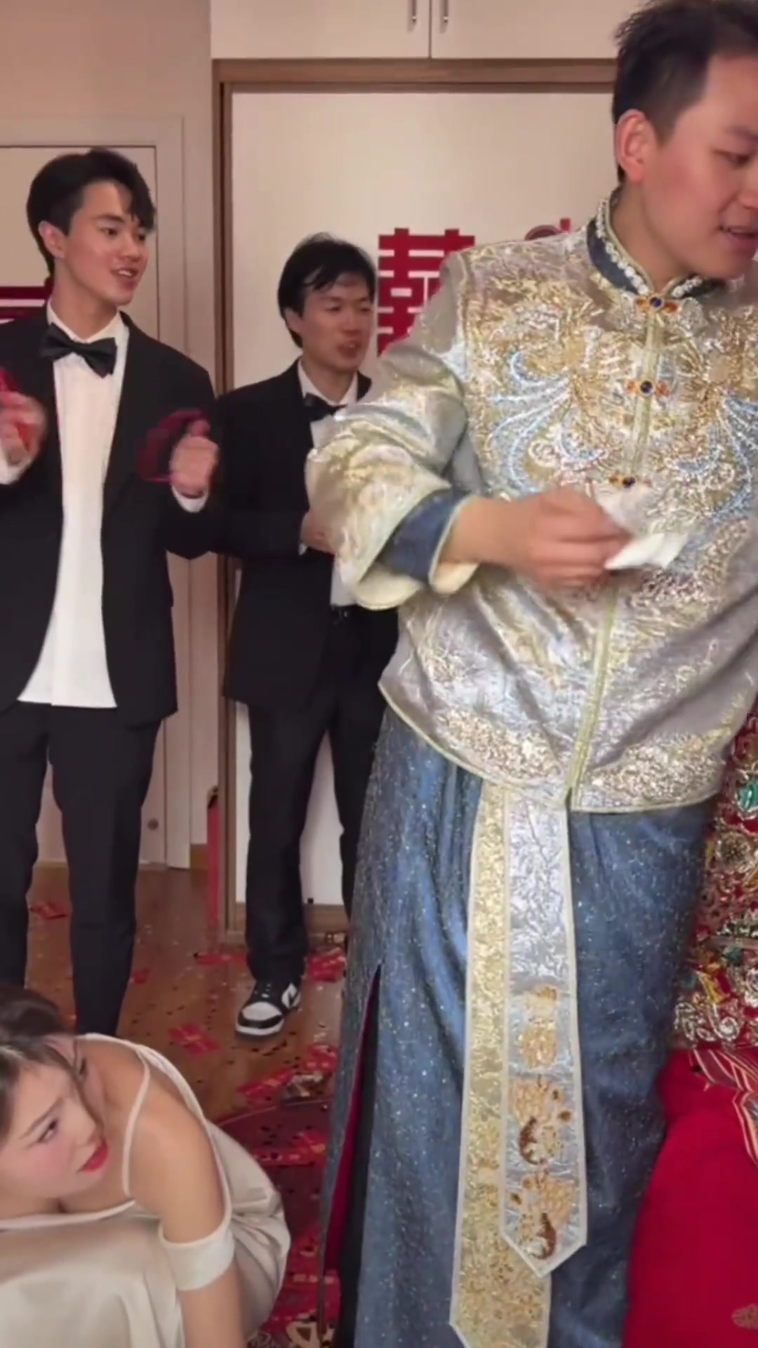 伴娘为什么要一直挡住镜头啊！！