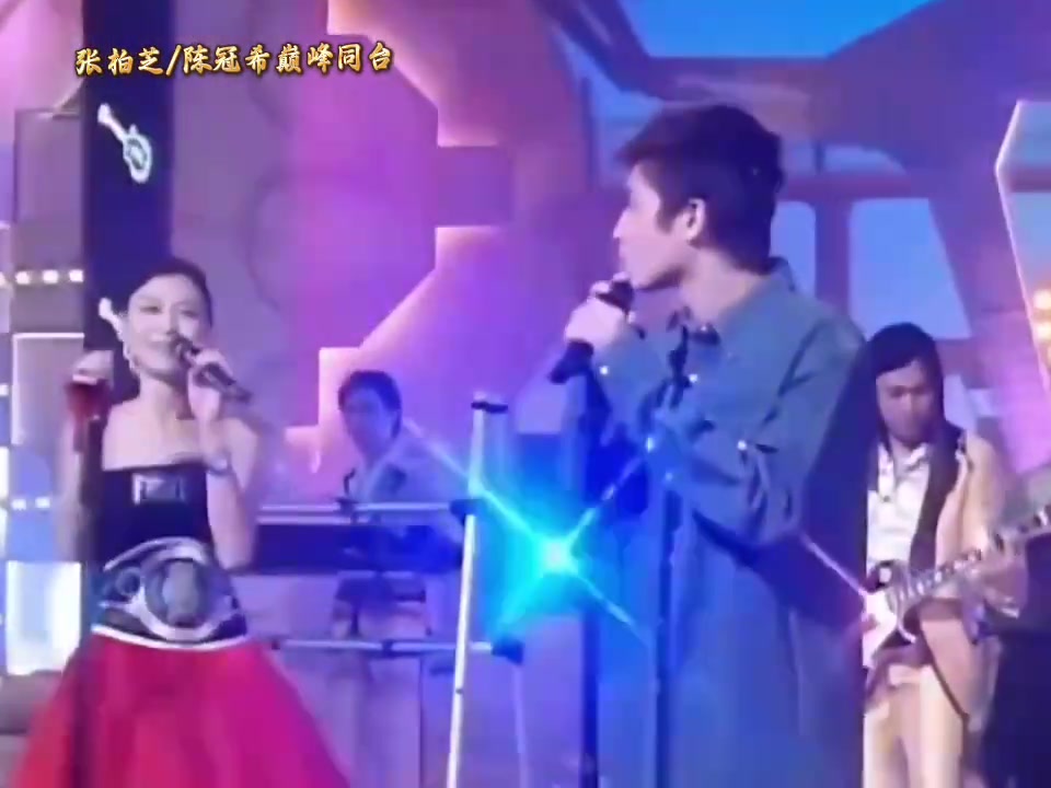 张柏芝陈冠希同台唱歌眼神可以看出张柏芝深爱陈老师