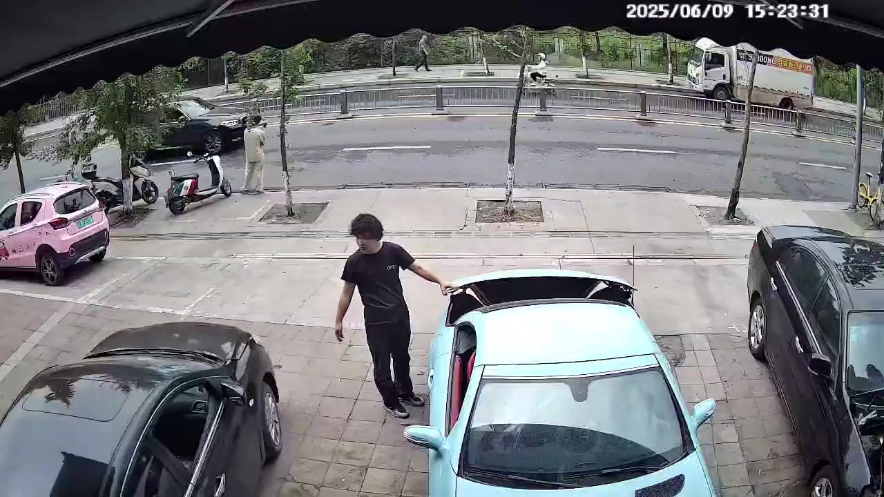 白衣服小伙子跑得快，要不然出事了！！