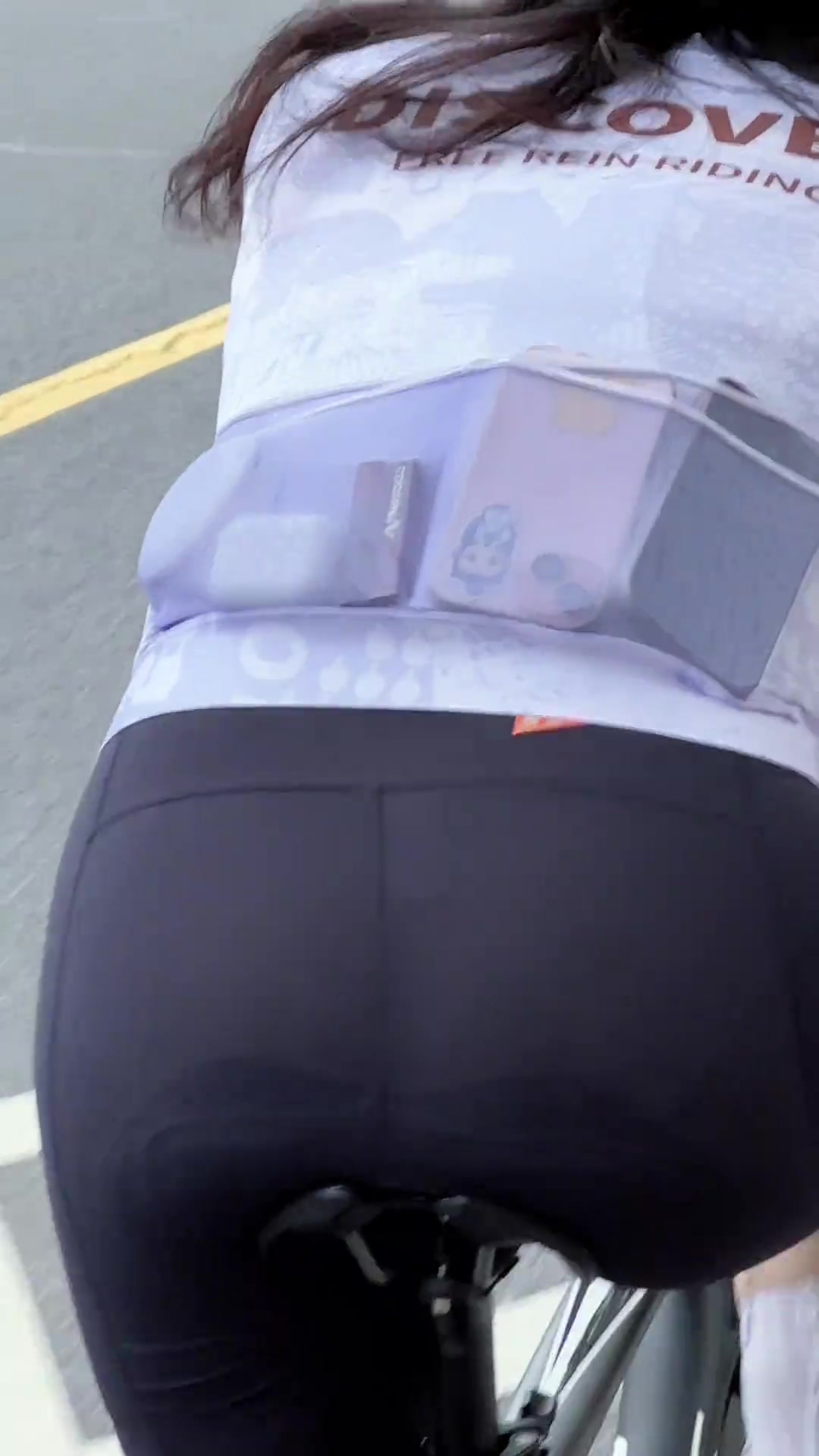 女生骑行为什么要带两个手机啊！
