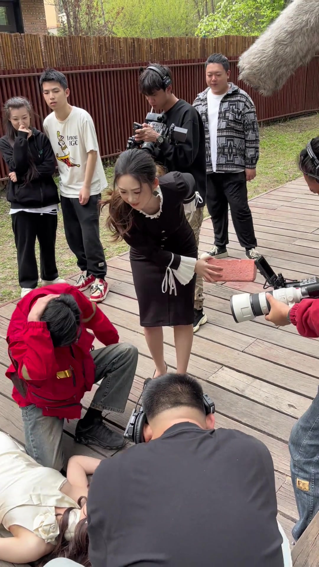 砖头是假的！演员的情绪是真的！