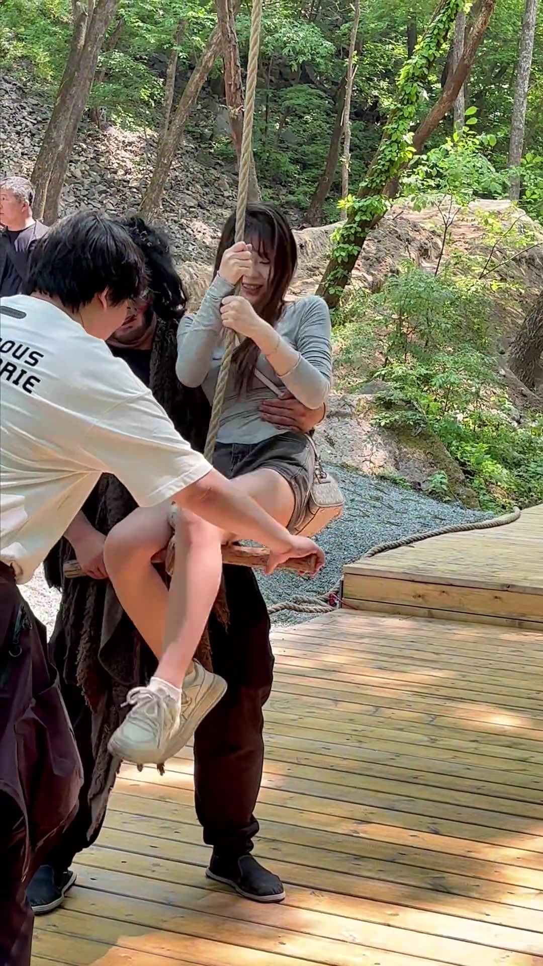 我以为要给推出去多远呢结果就荡个秋千