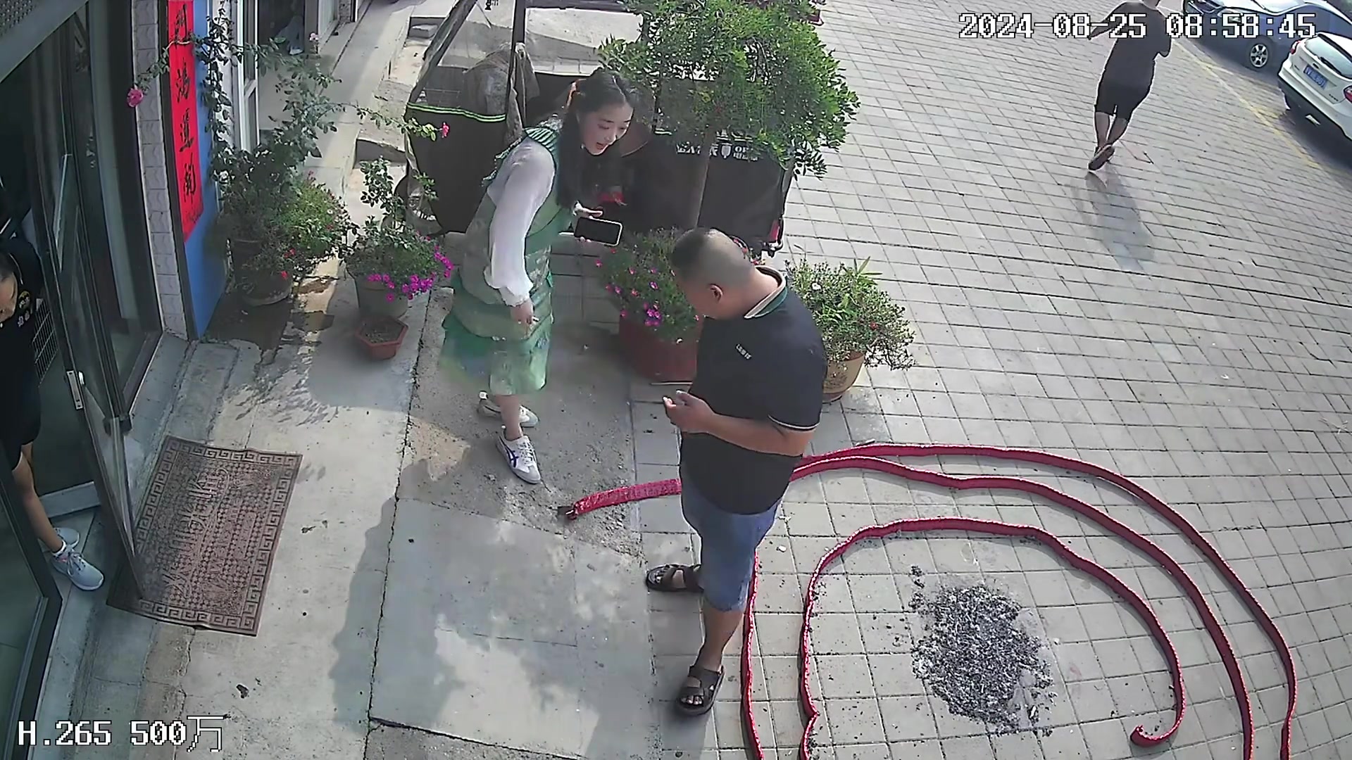 老板娘这是打算把自己炸死在门外
