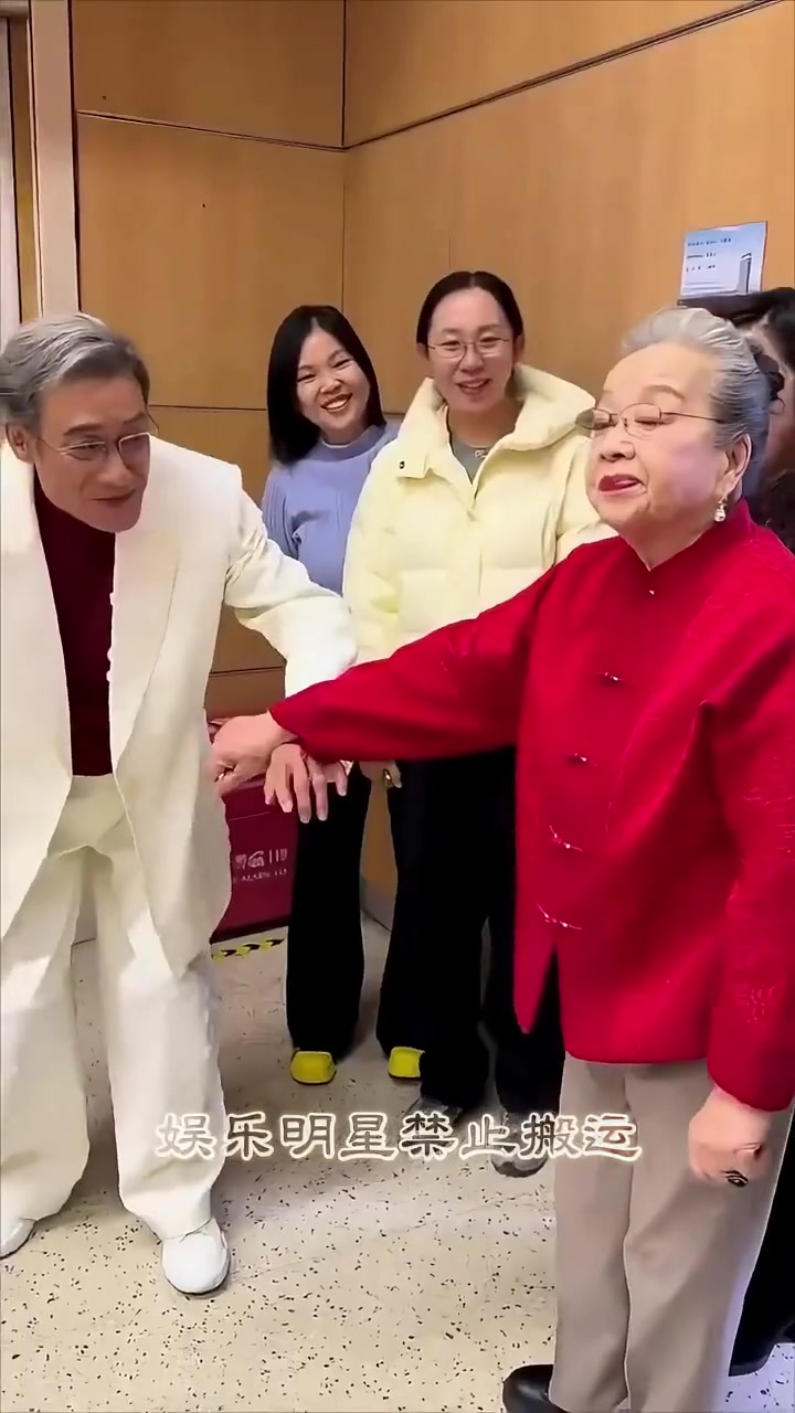 李雪健李启明梁家辉同框出席活动，几位老戏骨状态