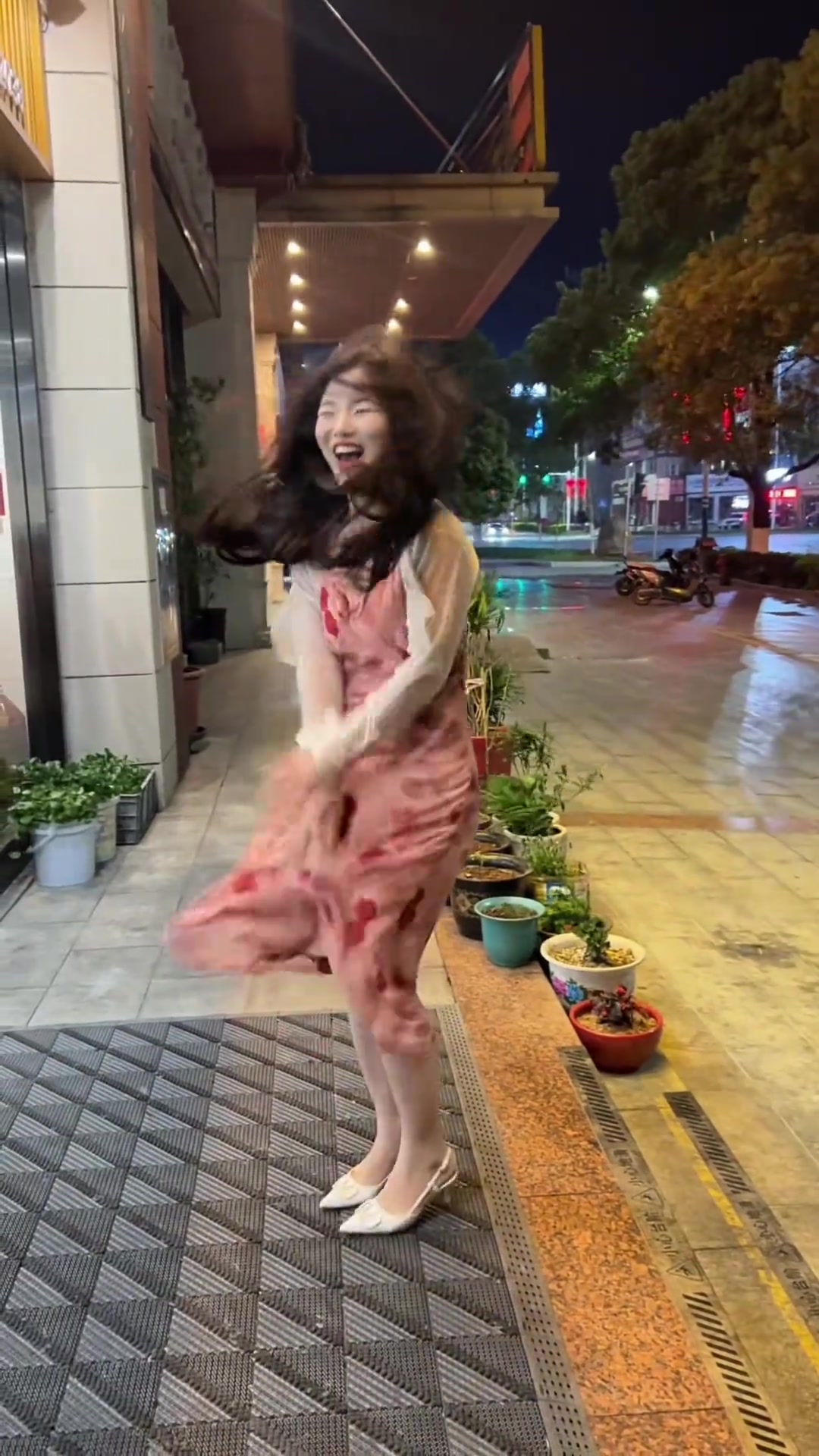 这大风刮的，不赶快进屋还挺享受