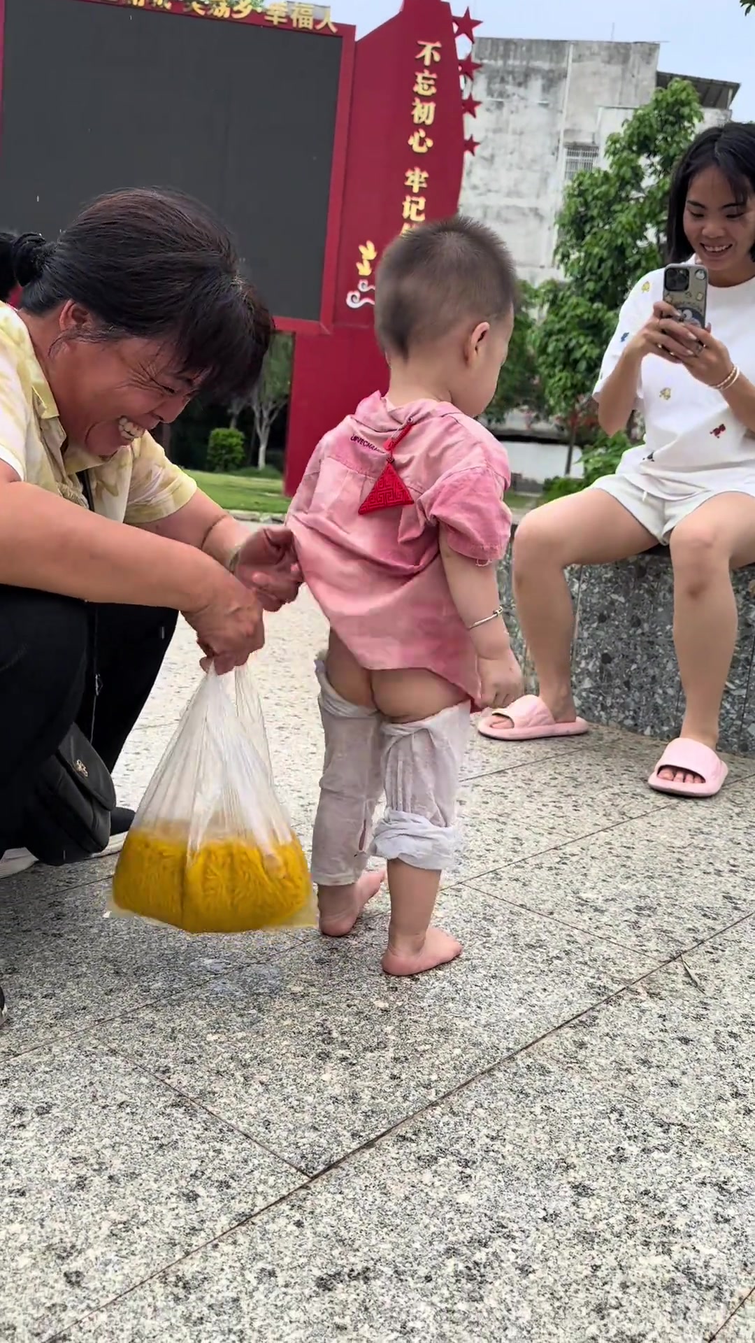外婆带娃的惊喜，裤子湿了用袖套