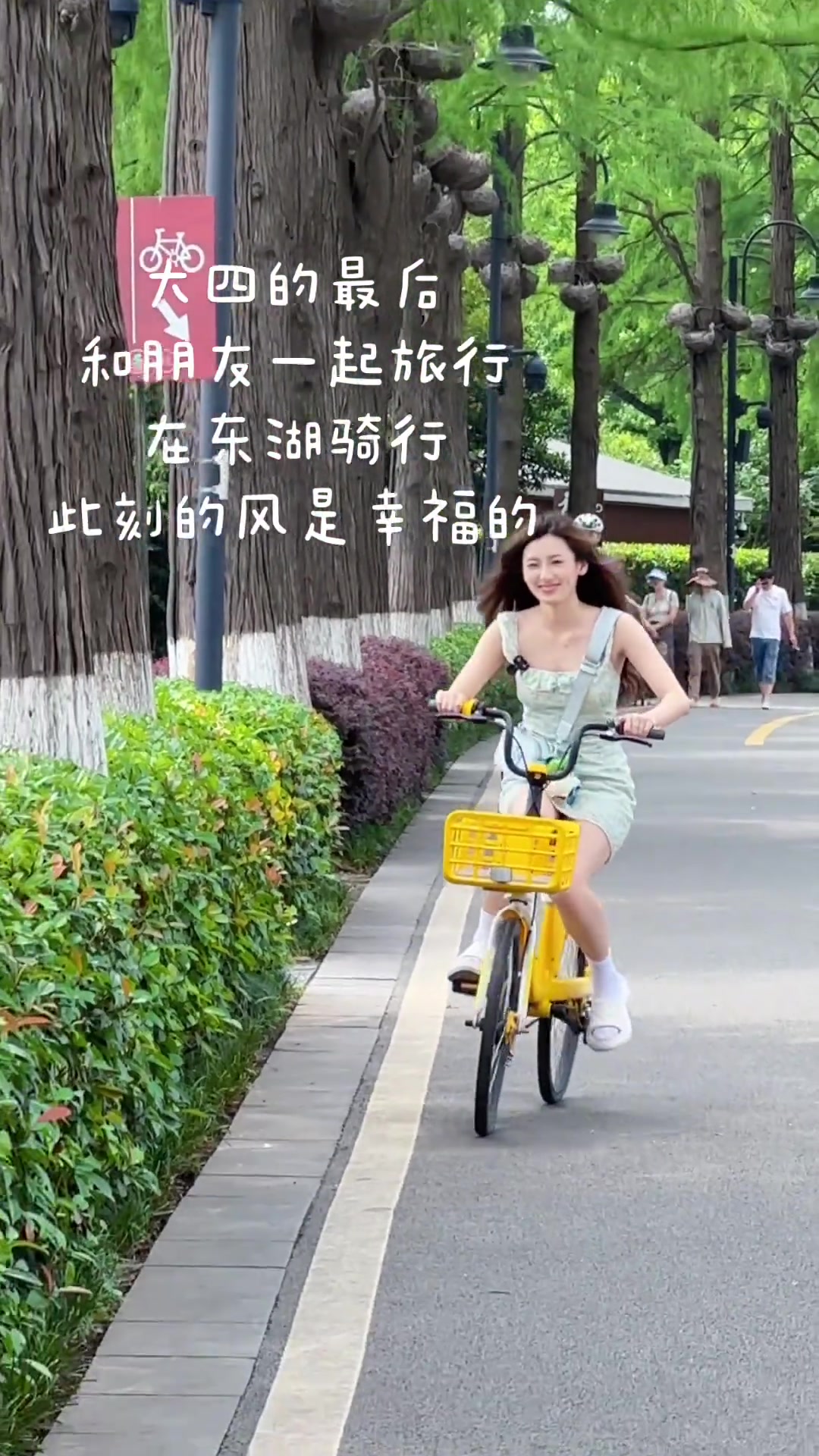 大概只有我发现了，有人不扶车把还玩手机！！