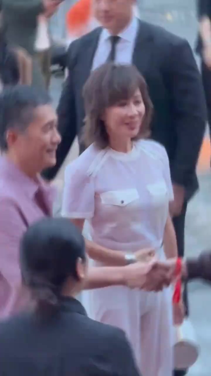刘嘉玲梁朝伟夫妇牵手现身上海