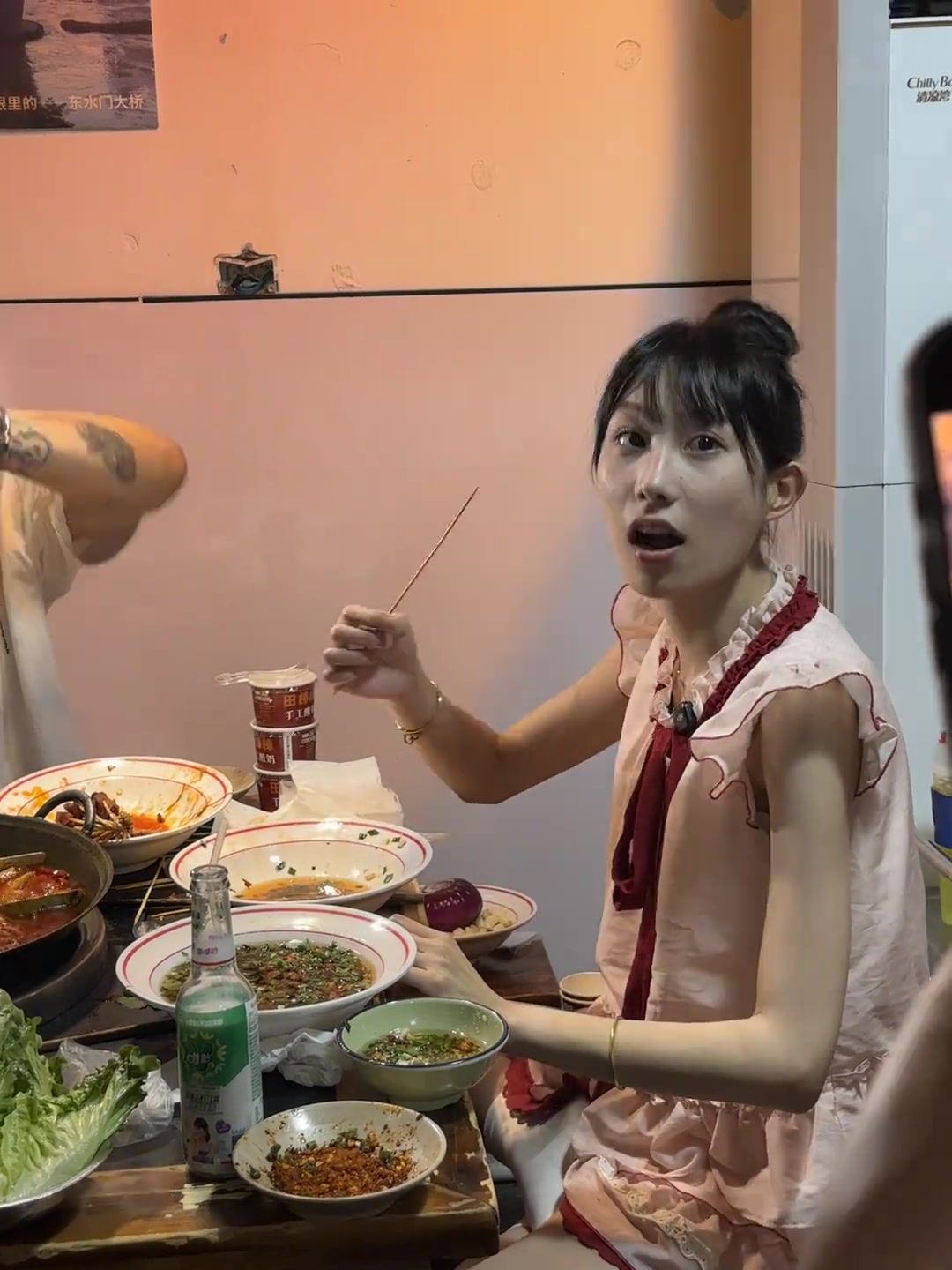 女主播怎么把东西吞下去的啊！