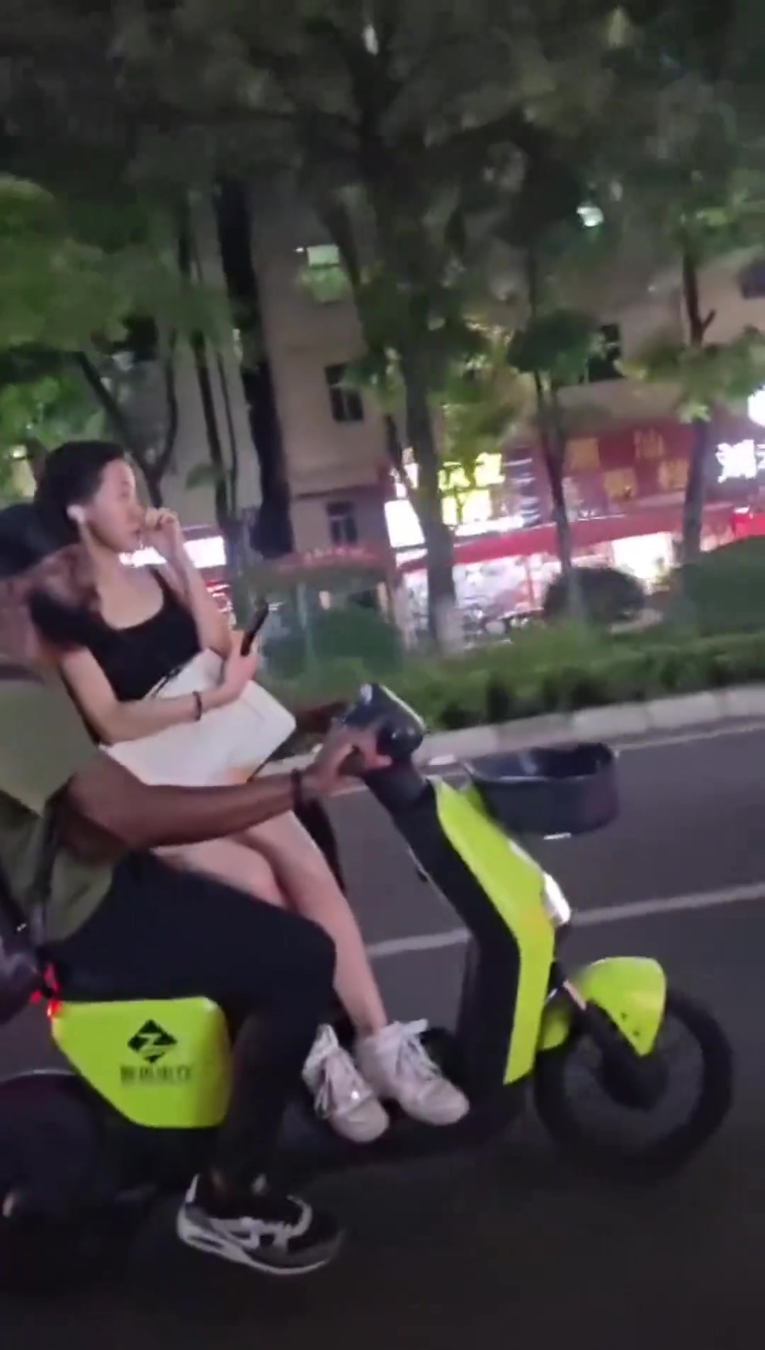 黑人小哥抱着女朋友骑电动车！！
