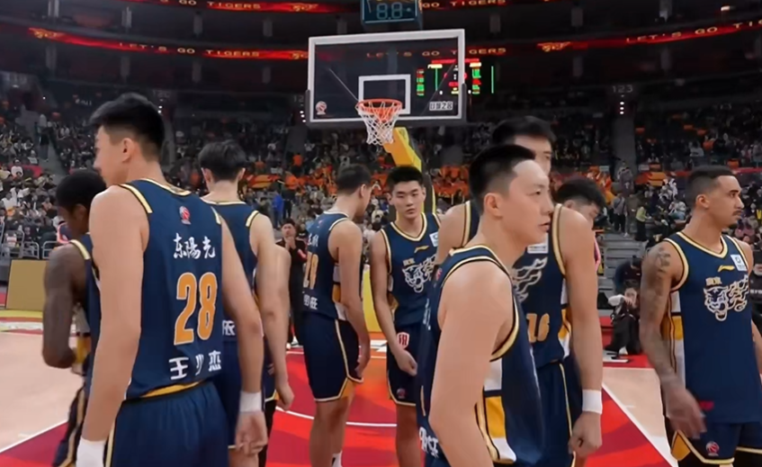 随着上海40分狂胜广东，山东8连胜，CBA最新积分榜出炉：广厦领跑