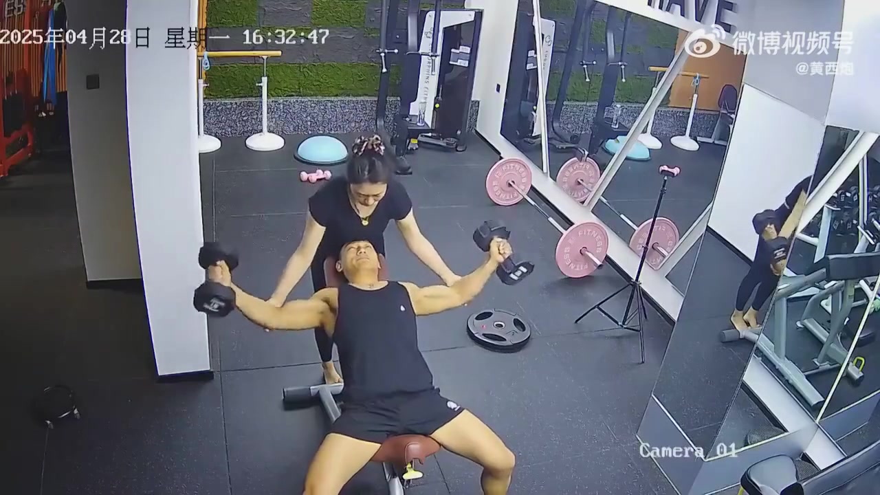 大哥都这块头了，还需要女教练帮忙啊！