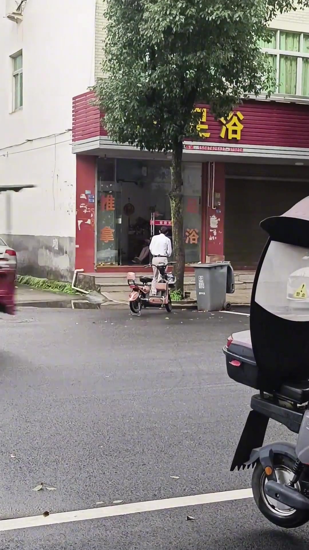 大爷是被女店员拒绝了吗！