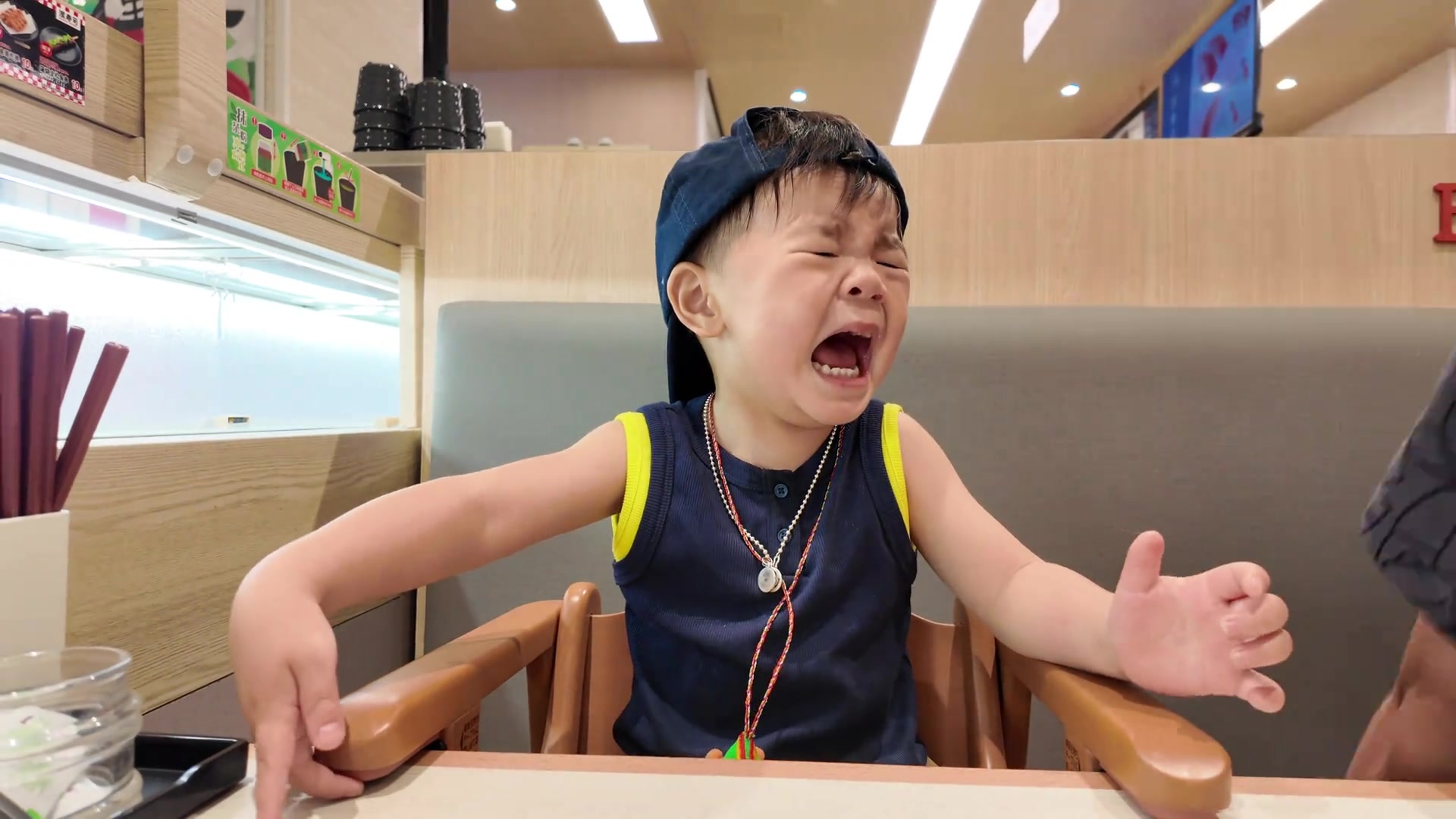 妈妈发现不是去抬椅子，而是指着孩子手指告诉爸爸！！