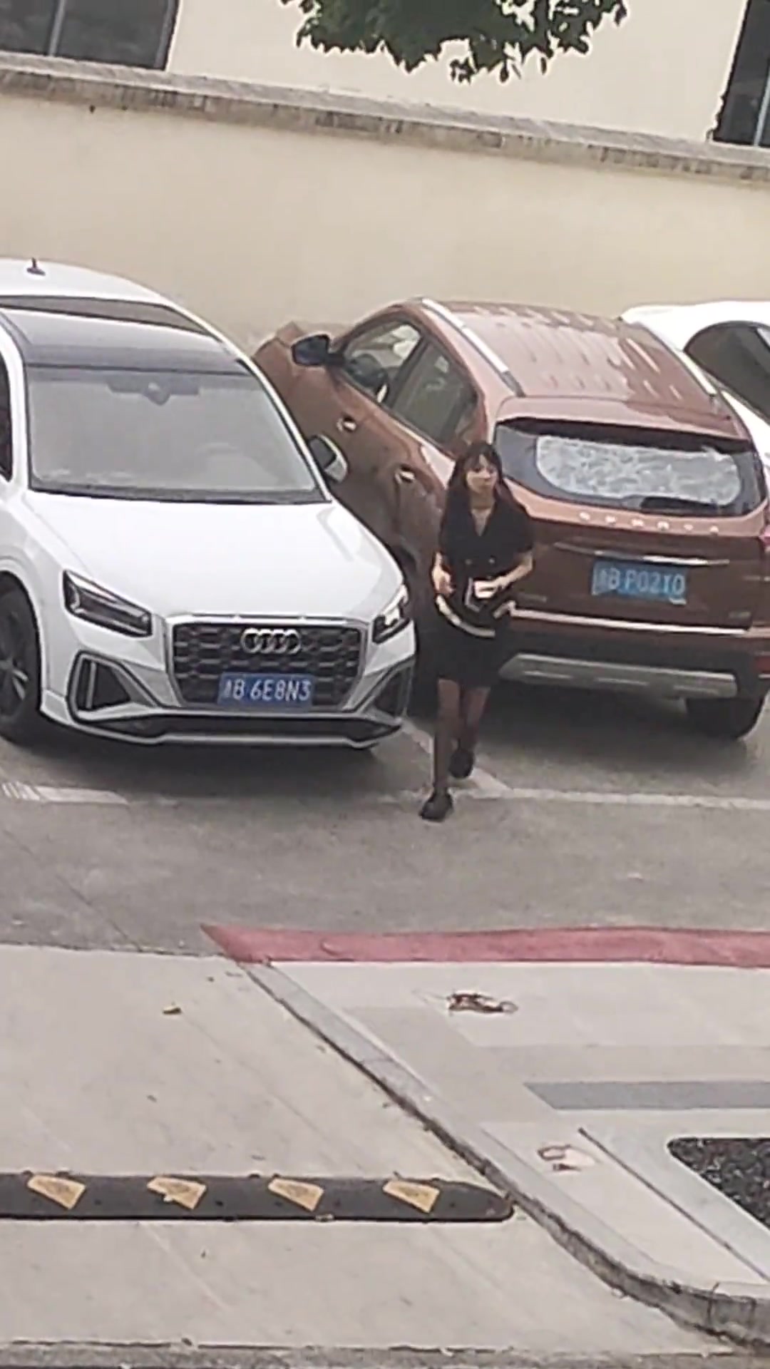 终于见到贴小广告的了！还是个女生！！