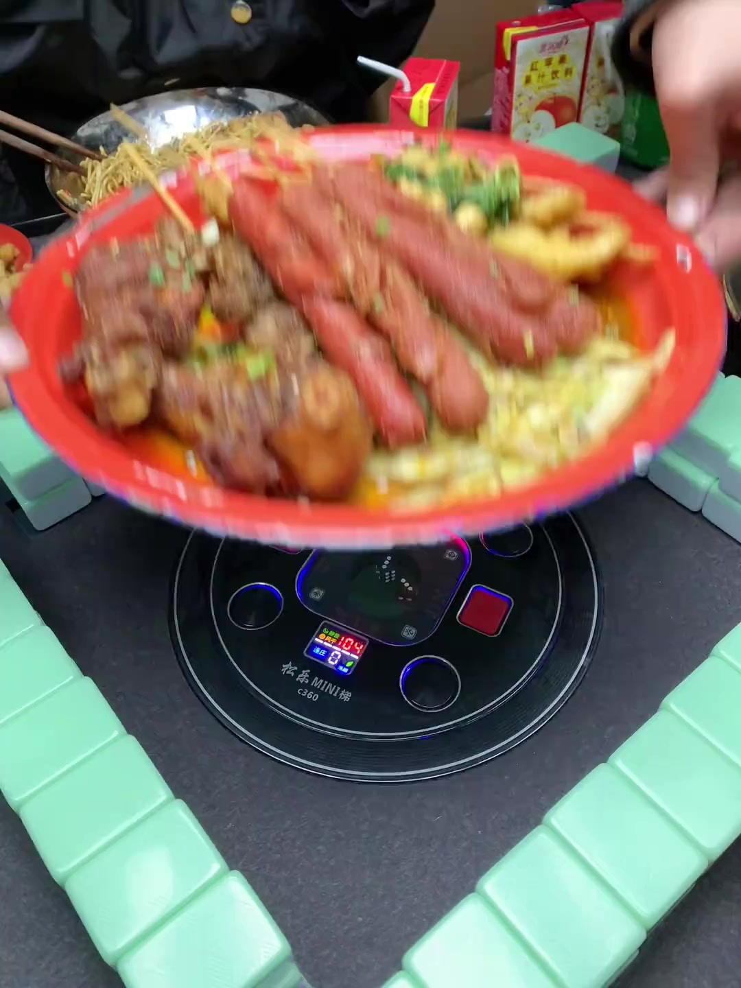 吃饭都不能耽误打麻将这饭菜看着很香呀！