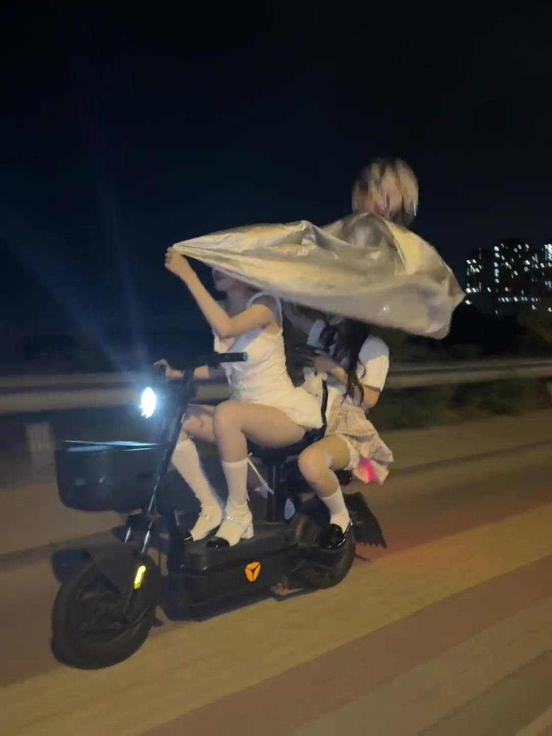 两女生这样骑车很危险啊，路都看不到了！！