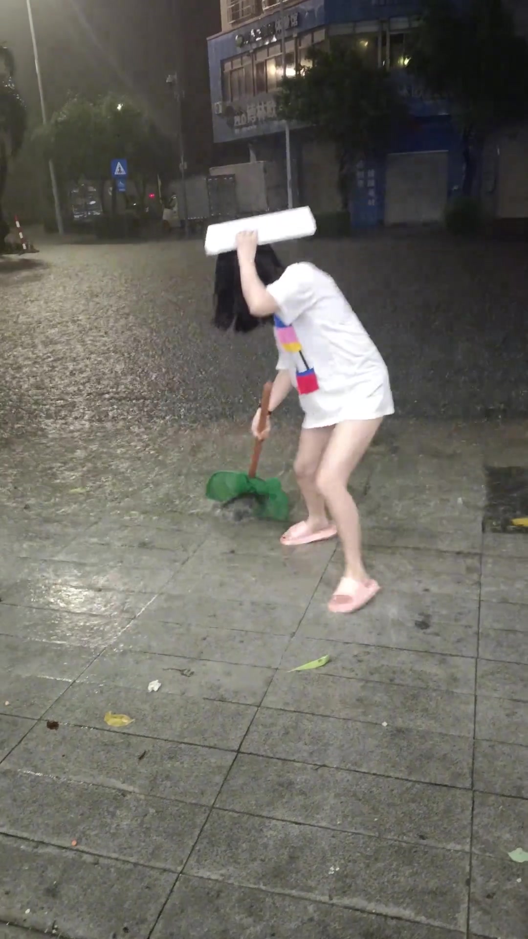 女生抓的这鱼是从哪里出来的啊！